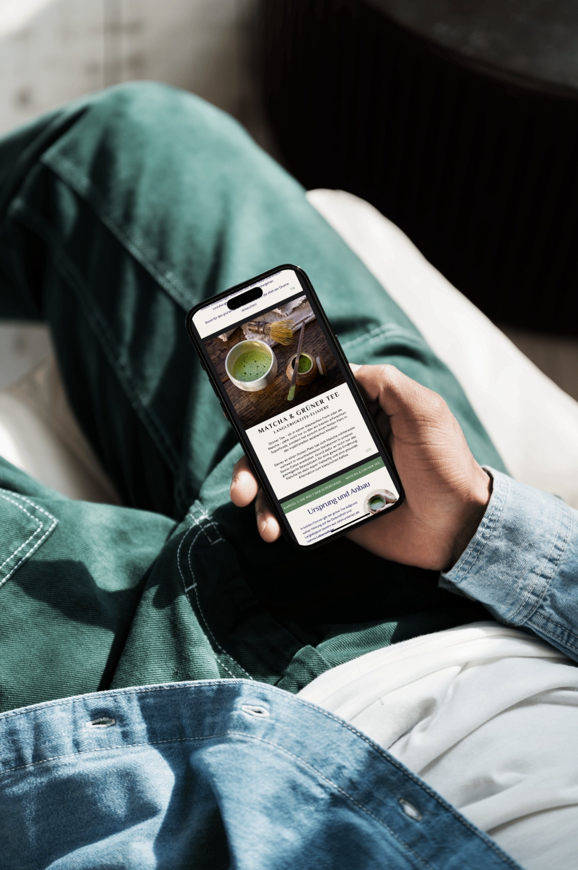 Mann liest auf dem iPhone das Kapitel "Matcha als Superfood" aus dem E-Book "Pflanzliche Superfoods".